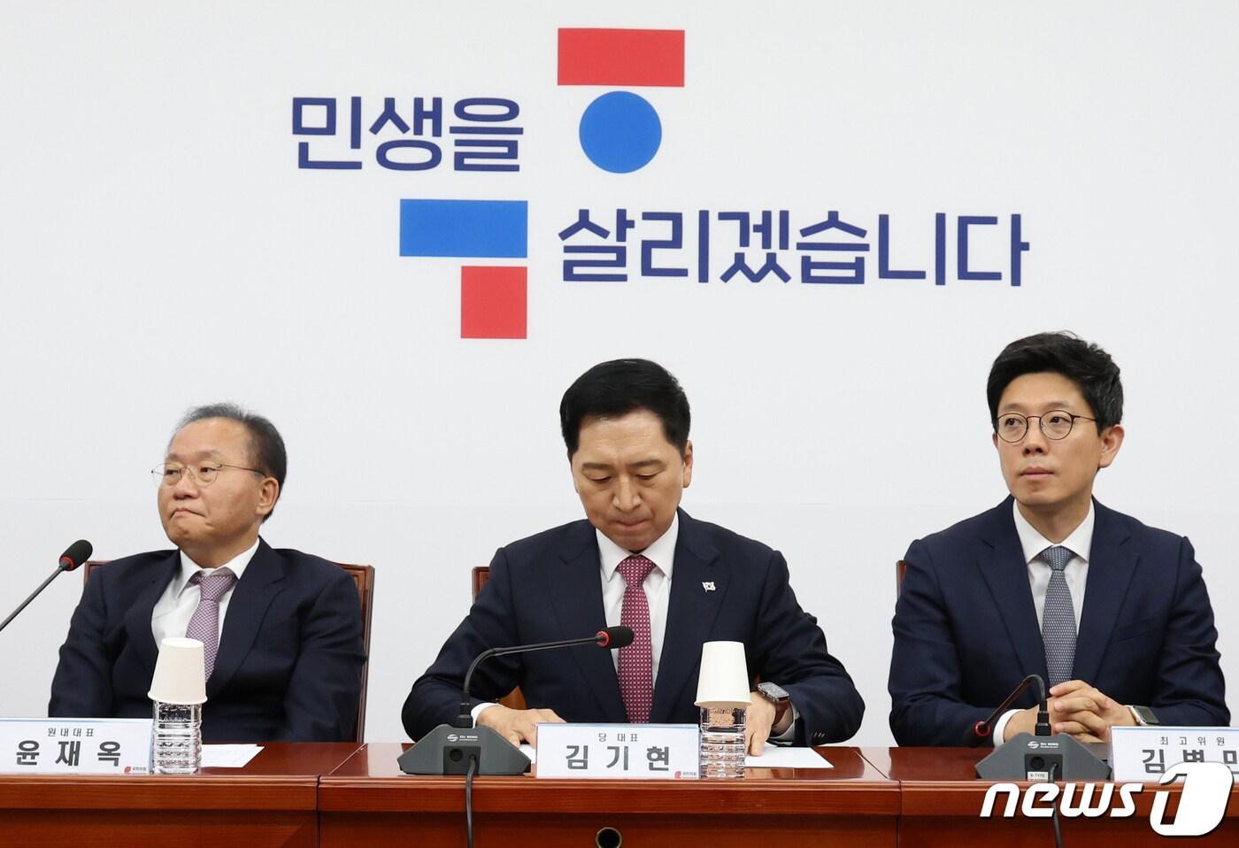 본문 이미지 - 김기현 국민의힘 대표와 윤재옥 원내대표 등이 12일 서울 여의도 국회에서 열린 최고위원회의에 참석하고 있다. 2023.10.12/뉴스1 ⓒ News1 송원영 기자