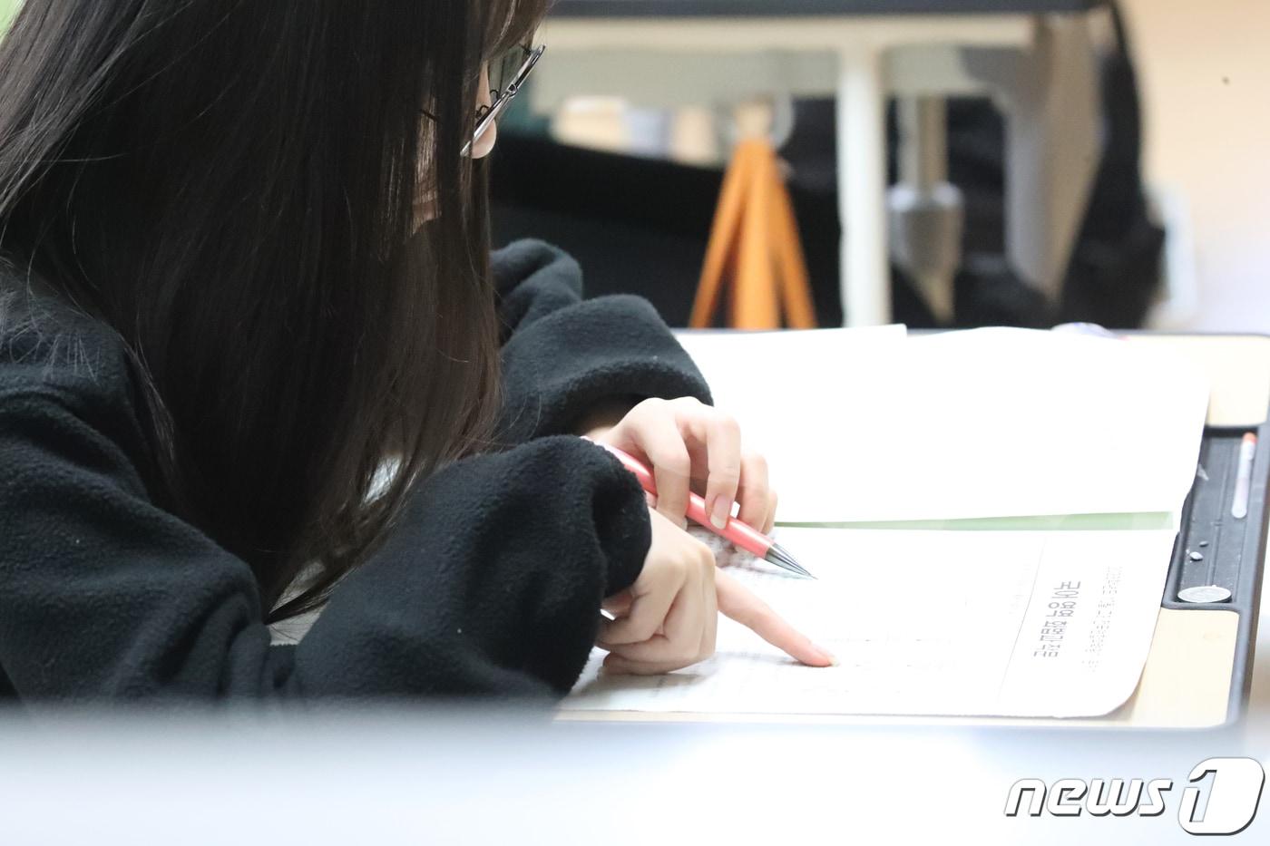 본문 이미지 - 고3 학생들이 10월 전국연합학력평가 문제를 풀고 있다./뉴스1 ⓒ News1 김태성 기자