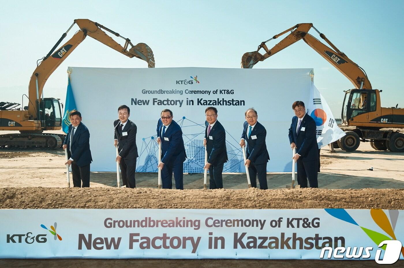 사진은 백복인 KT&G 사장(오른쪽 세 번째), 마랏 일로시조비치 알마티 주지사(왼쪽 세 번째), 박내천 주알마티 총영사(왼쪽 두 번째)가 신공장 착공식에서 기념사진을 촬영하는 모습.(KT&G 제공)