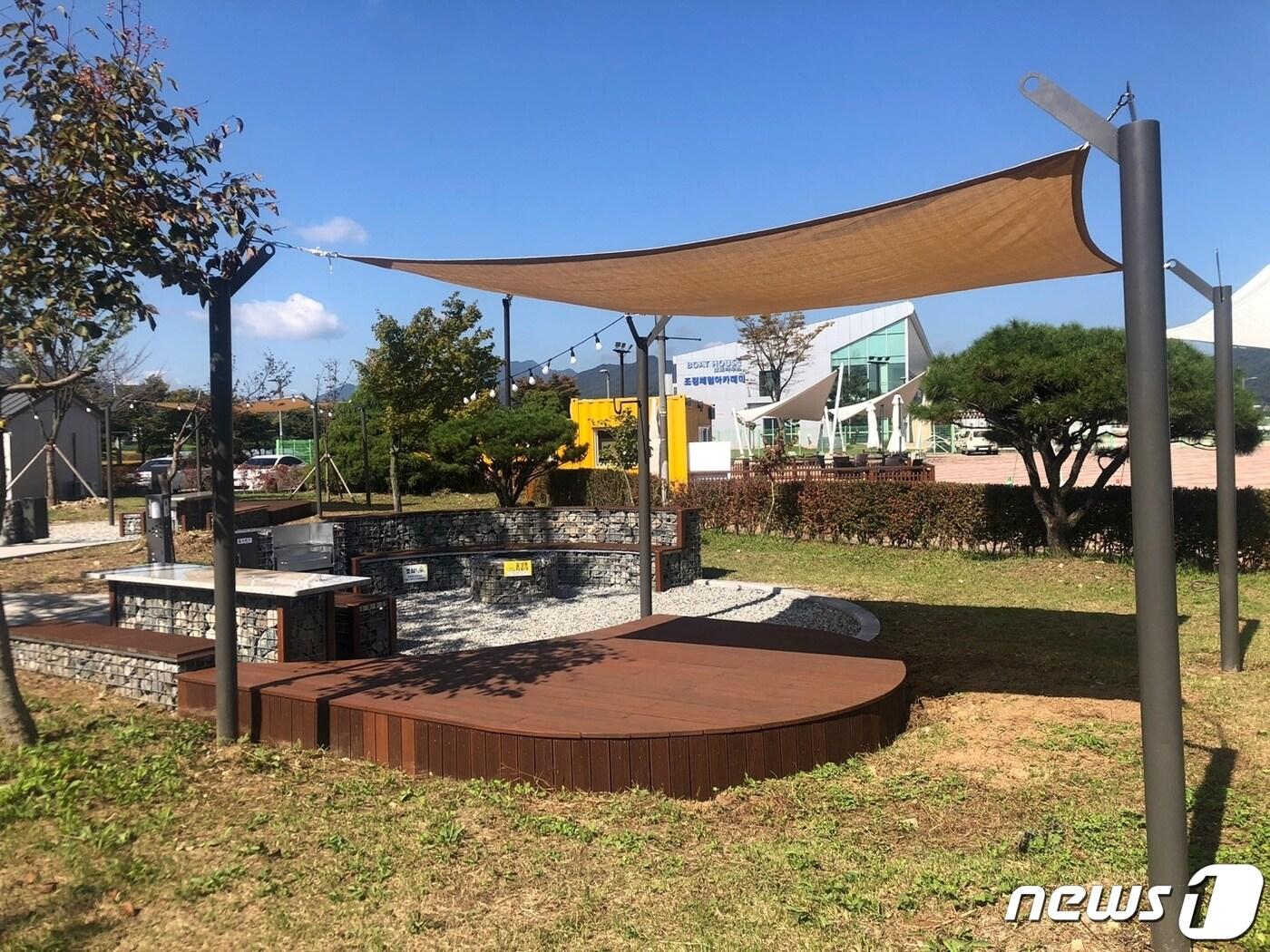 본문 이미지 -  12일 충북 충주시는 다음달 1일 탄금호 피크닉공원이 문을 연다고 밝혔다. 사진은 사이트 모습.(충주시 제공)2023.10.12/뉴스1