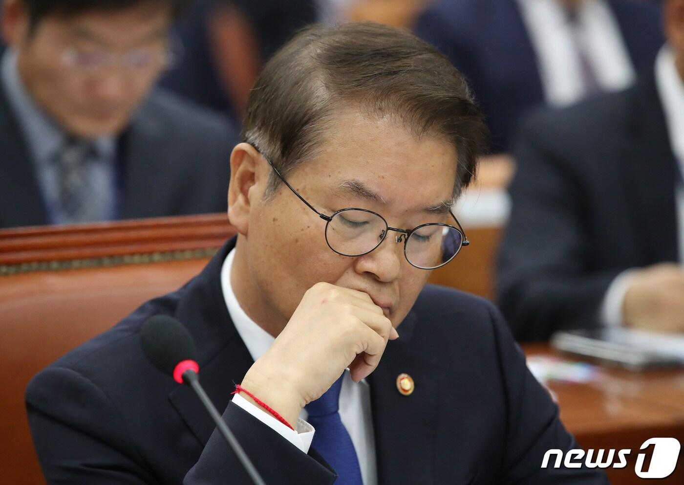 본문 이미지 - 이정식 고용노동부 장관이 12일 오전 서울 여의도 국회에서 열린 환경노동위원회의 고용노동부에 대한 국정감사에서 생각에 잠겨 있다. 2023.10.12/뉴스1 ⓒ News1 임세영 기자