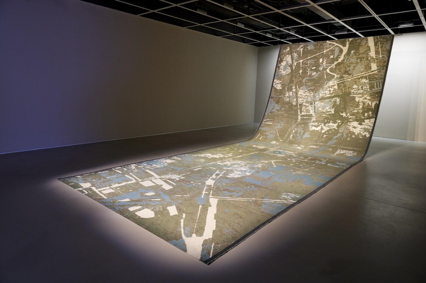 본문 이미지 - 문경원_프라미스 파크 서울, 2021,직조 카펫, 스테인리스 스틸, 9.15x3.57m