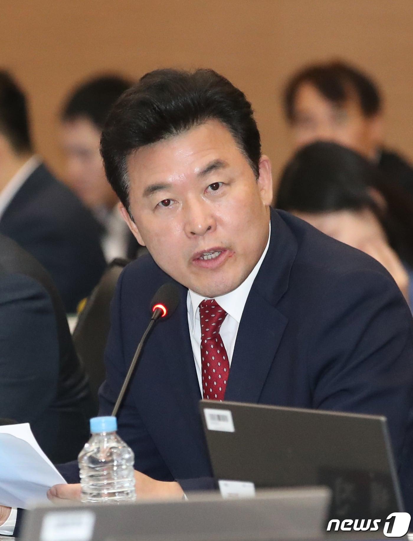 본문 이미지 - 윤영석 국민의힘 의원이 12일 오전 정부대전청사에서 열린 국회 기획재정위의 관세청, 통계청, 조달청에 대한 국정감사에서 질의하고 있다. 2023.10.12/뉴스1 ⓒ News1 김기태 기자