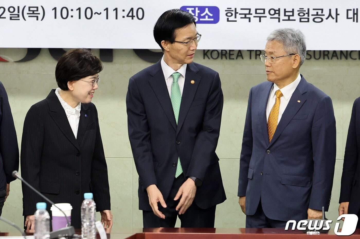 본문 이미지 - 방문규 산업통상자원부 장관(가운데)이 12일 오전 서울 종로구 한국무역보험공사 대회의실에서 열린 에너지공기업 경영혁신 점검회의에서 김동철 한국전력 사장(오른쪽), 최연혜 한국가스공사 사장(왼쪽)과 인사하고 있다. 2023.10.12/뉴스1 ⓒ News1 김성진 기자