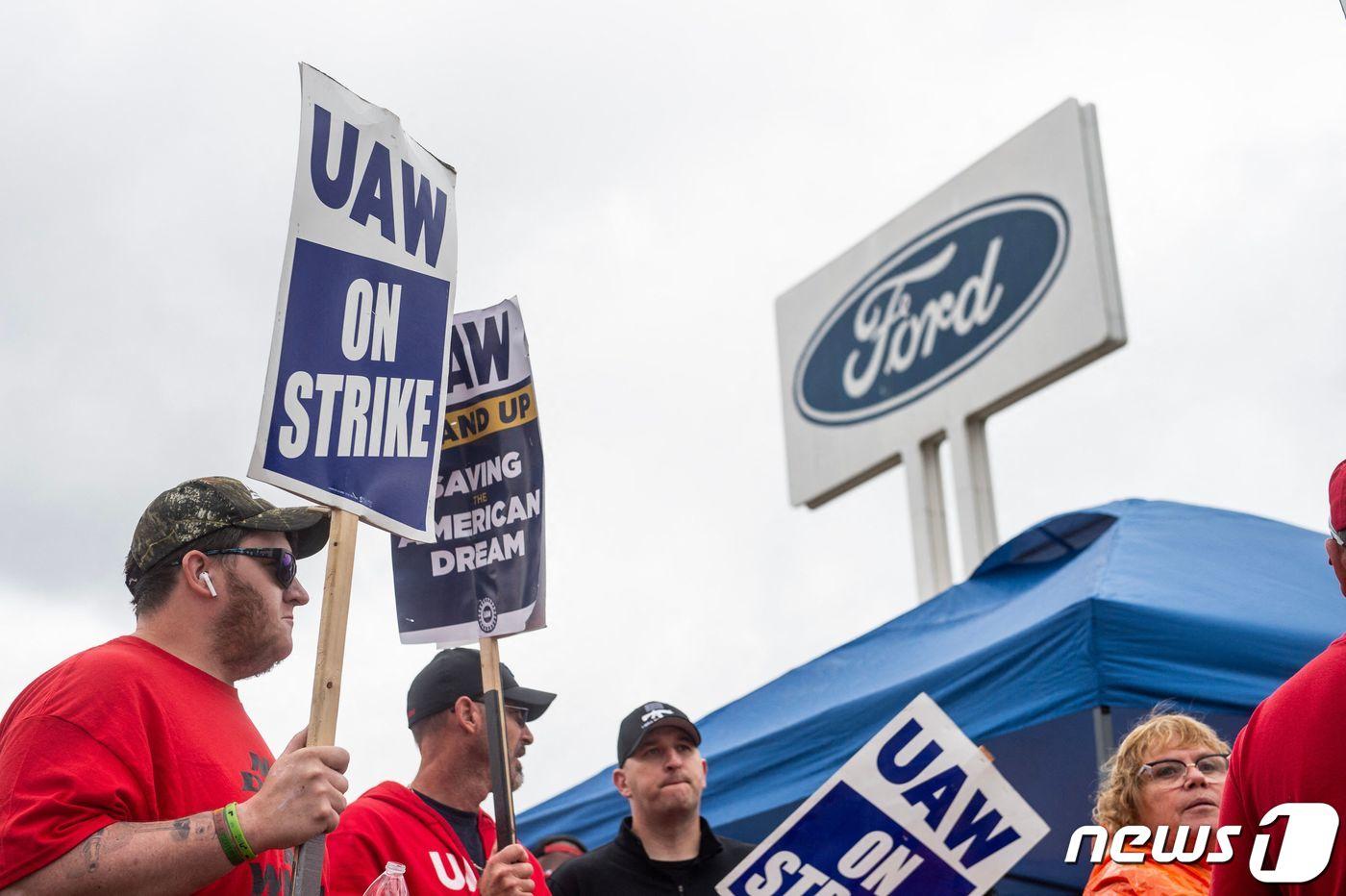 본문 이미지 - (FILES) (FILES) Members of the United Auto Workers (UAW) pickett outside of the Michigan Parts Assembly Plant in Wayne, Michigan, on September 26, 2023. An auto workers strike in the United States expanded October 11, 2023 with 8,700 more employees walking off their jobs, said the United Automobile Workers (UAW) union, as a deal with major automakers remained elusive. (Photo by Matthew Hatcher / AFP) ⓒ AFP=뉴스1