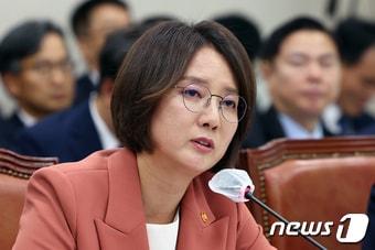 본문 이미지 - 이영 중소벤처기업부 장관이 12일 서울 여의도 국회에서 열린 산업통상자원위원회의 중기부 등에 대한 국정감사에서 의원 질의에 답하고 있다. 2023.10.12/뉴스1 ⓒ News1 황기선 기자