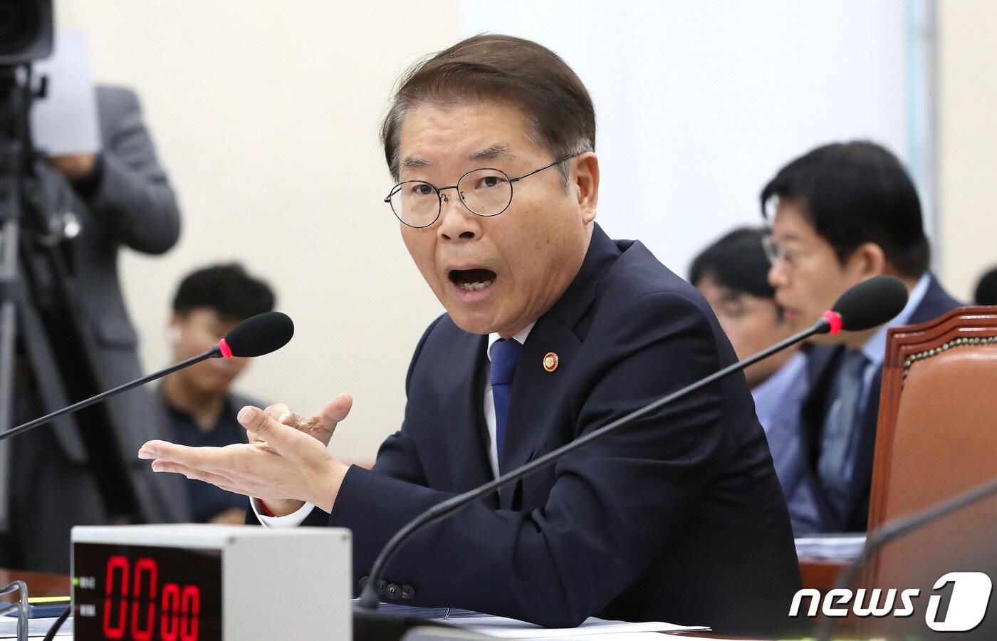 본문 이미지 - 이정식 고용노동부 장관이 12일 오전 서울 여의도 국회에서 열린 환경노동위원회의 고용노동부에 대한 국정감사에서 의원들의 질의에 답하고 있다. 2023.10.12/뉴스1 ⓒ News1 임세영 기자