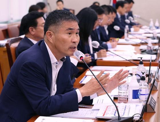 본문 이미지 - 이원택 더불어민주당 의원이 12일 서울 여의도 국회에서 열린 농림축산식품해양수산위원회 국정감사에서 질의를 하고 있다. 2023.10.12/뉴스1 ⓒ News1 송원영 기자