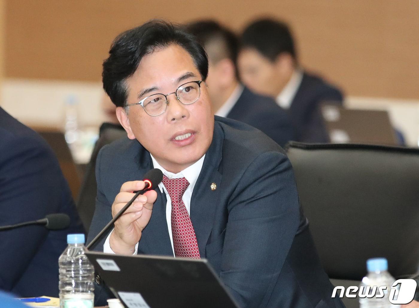 본문 이미지 - 송언석 국민의힘 의원이 12일 오전 정부대전청사에서 열린 국회 기획재정위의 관세청, 통계청, 조달청에 대한 국정감사에서 질의하고 있다. 2023.10.12/뉴스1 ⓒ News1 김기태 기자