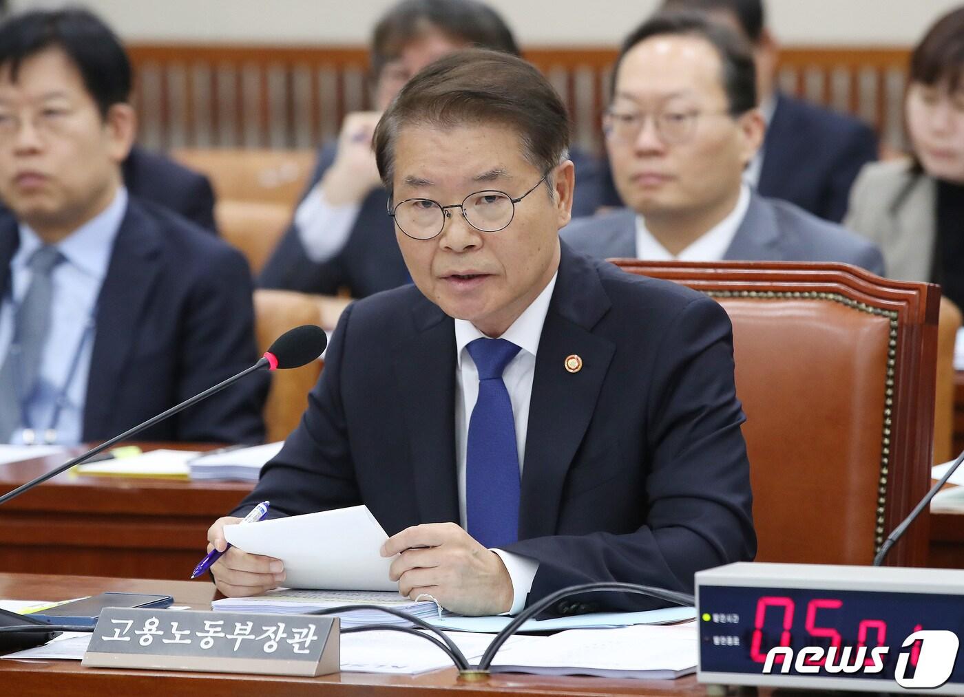 본문 이미지 - 이정식 고용노동부 장관이 12일 오전 서울 여의도 국회에서 열린 환경노동위원회의 고용노동부에 대한 국정감사에서 의원들의 질의에 답하고 있다. 2023.10.12/뉴스1 ⓒ News1 임세영 기자