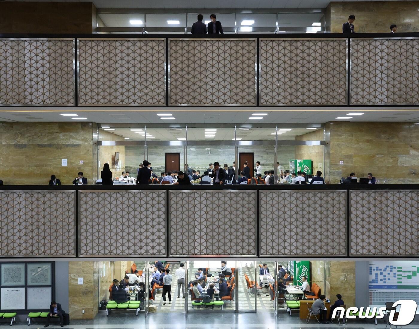 본문 이미지 - 21대 마지막 국정감사 사흘째인 12일 서울 여의도 국회에서 피감기관 직원들이 자료준비로 분주하게 움직이고 있다. 2023.10.12/뉴스1 ⓒ News1 송원영 기자