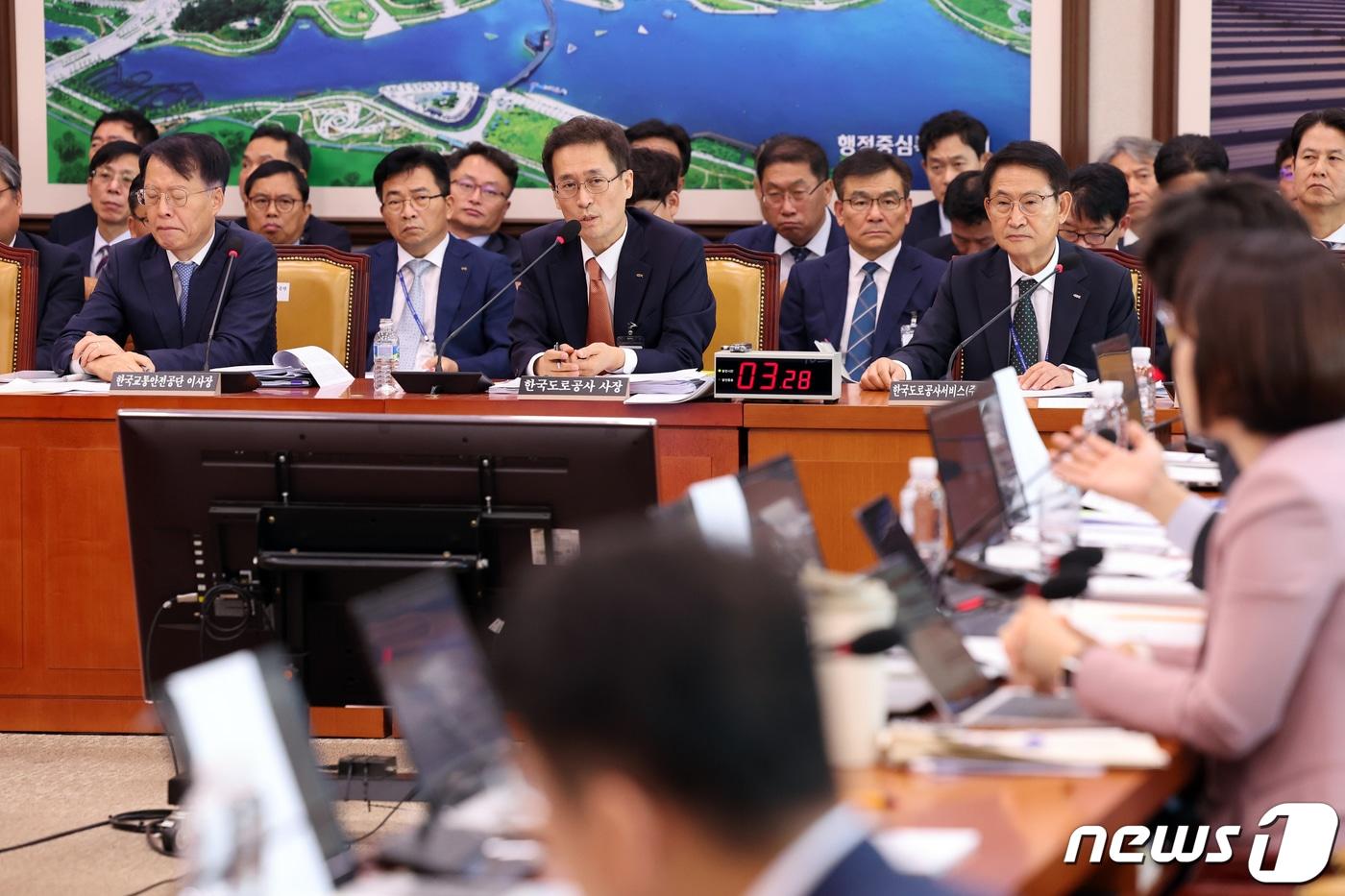 본문 이미지 - 함진규 한국도로공사 사장이 12일 서울 여의도 국회에서 열린 국토교통위원회의 한국도로공사, 한국교통안전공단 등에 대한 국정감사에서 의원 질의에 답하고 있다. 2023.10.12/뉴스1 ⓒ News1 황기선 기자