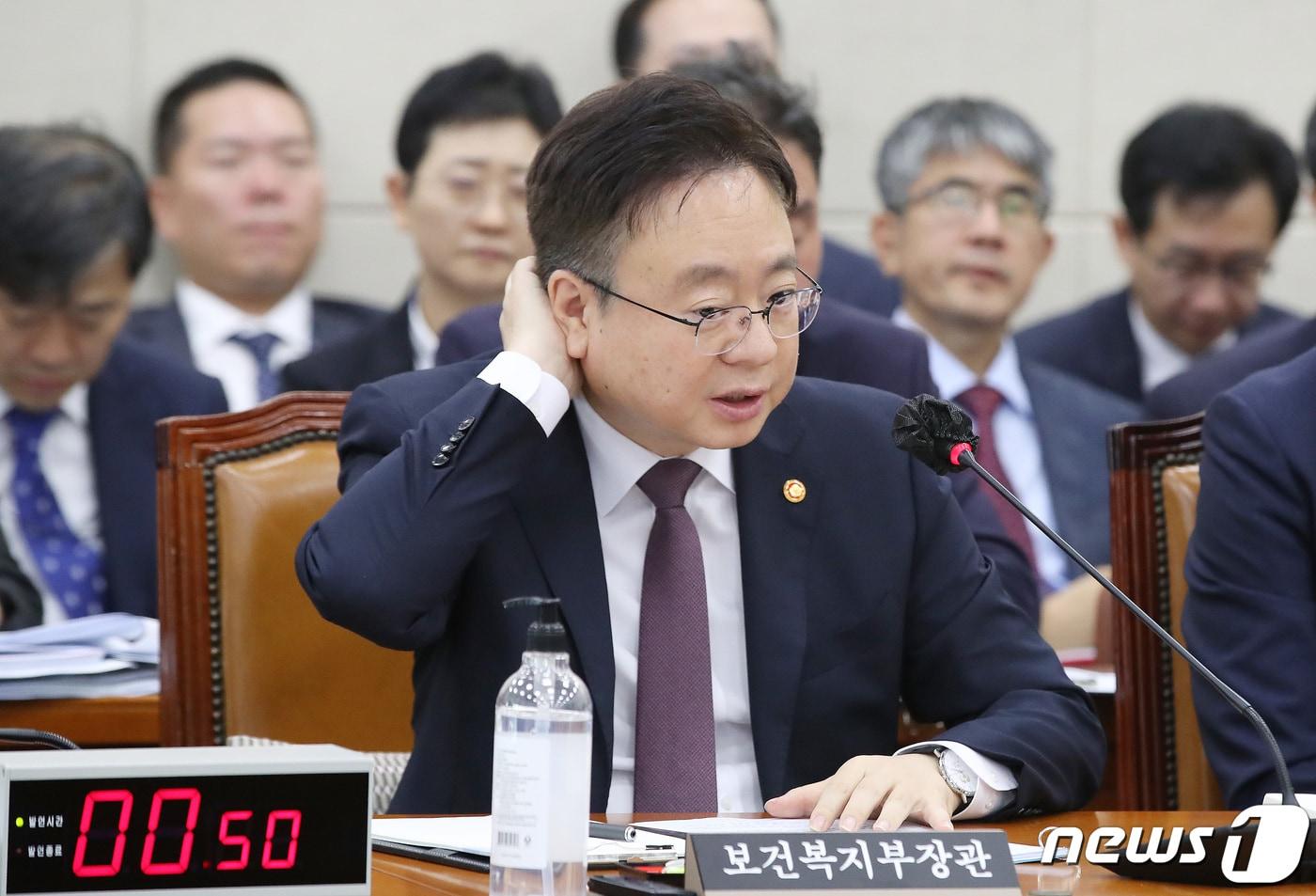 본문 이미지 - 조규홍 보건복지부 장관이 12일 오전 서울 여의도 국회에서 열린 보건복지위원회의 보건복지부, 질병관리청에 대한 국정감사에서 의원들의 질의에 답하고 있다. 2023.10.12/뉴스1 ⓒ News1 임세영 기자