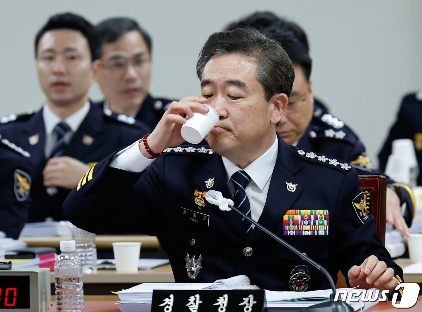 본문 이미지 - 윤희근 경찰청장이 12일 오전 서울 서대문구 경찰청에서 열린 국회 행정안전위원회의 경찰청·도로교통공단에 대한 국정감사에 출석해 물을 마시고 있다. 2023.10.12/뉴스1 ⓒ News1 안은나 기자