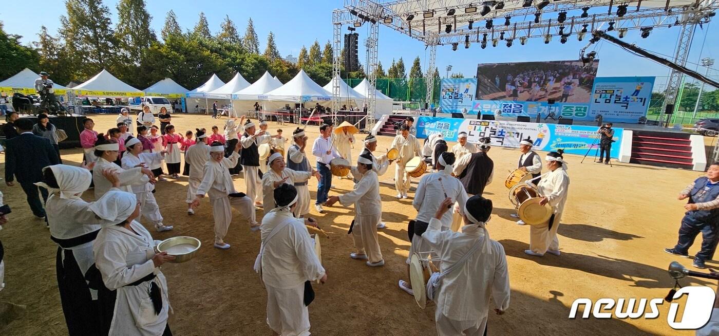 본문 이미지 - 충북 증평군의 대표 축제인 '증평인삼골축제'가 12일 보강천체육공원에서 개막했다.(증평군 제공)/뉴스1