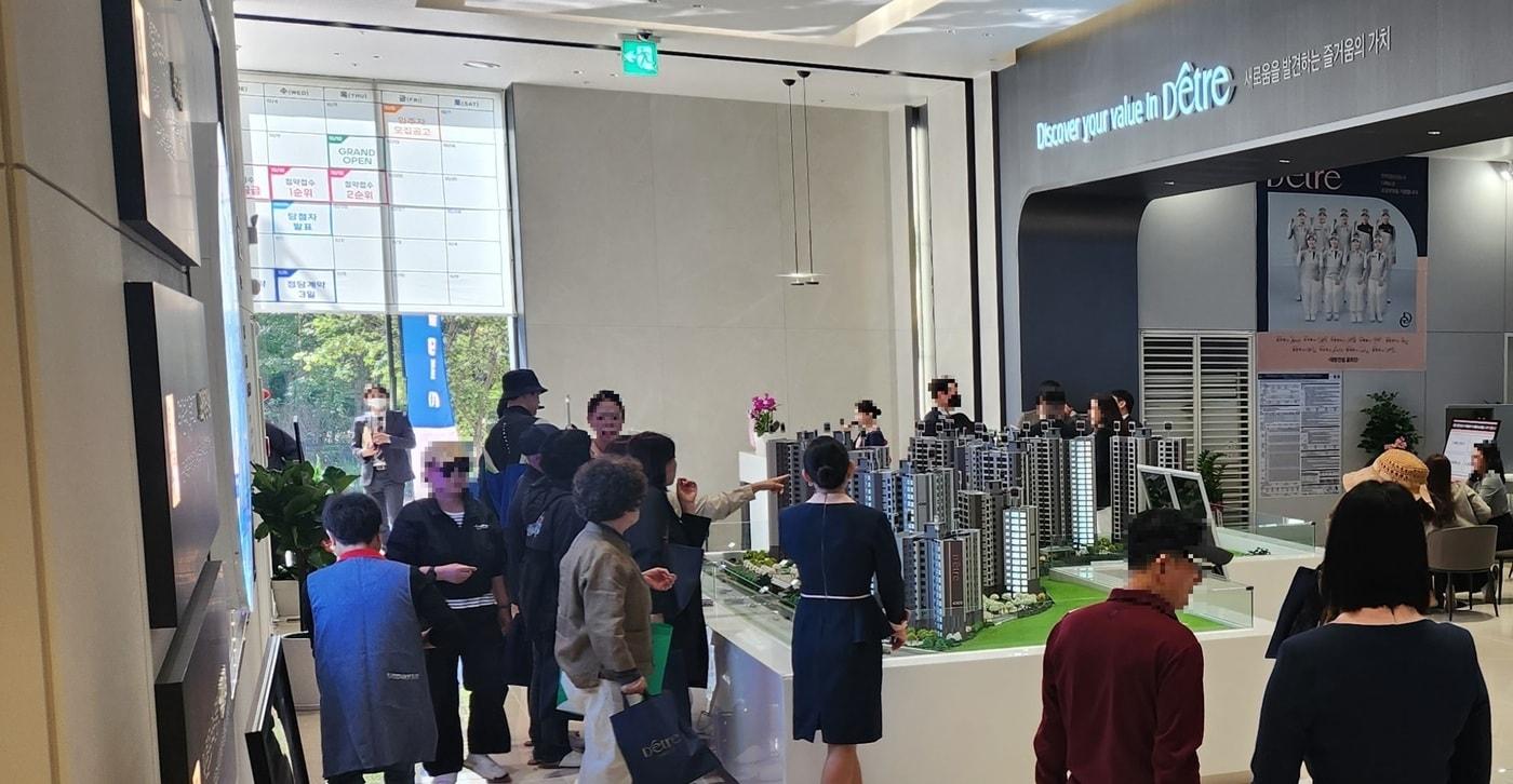  ‘인천 검단신도시 디에트르 더 에듀’ 견본주택 방문객들이 관계자로부터 단지 설명을 듣고 있다. /대방건설 제공