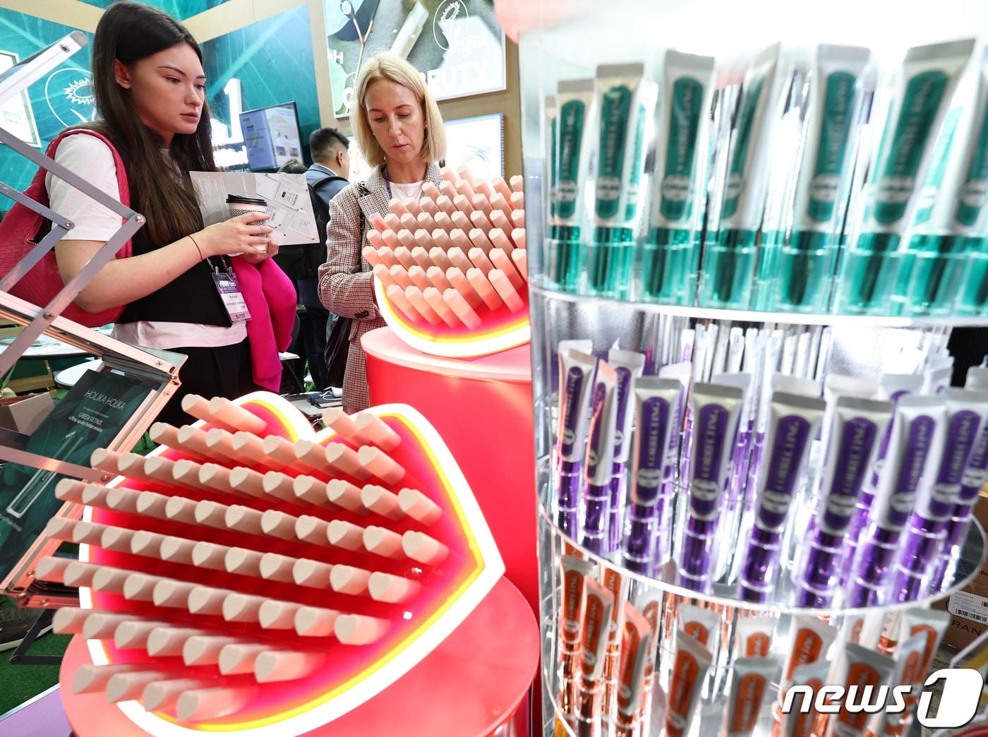 본문 이미지 - 10월12일 오후 경기 고양시 일산 킨텍스에서 열린 '제15회 K-뷰티엑스포 코리아'에서 외국인 참관객이 화장품을 테스트하고 있다. /뉴스1 ⓒ News1 구윤성 기자