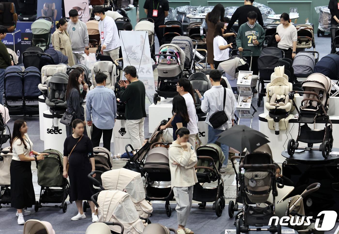 본문 이미지 - 경기도 고양시 일산 킨텍스에서 열린 하반기 '코베 베이비페어&유아교육전'에서 참관객들이 유모차를 살펴보고 있다. 2023.10.12/뉴스1 ⓒ News1 구윤성 기자