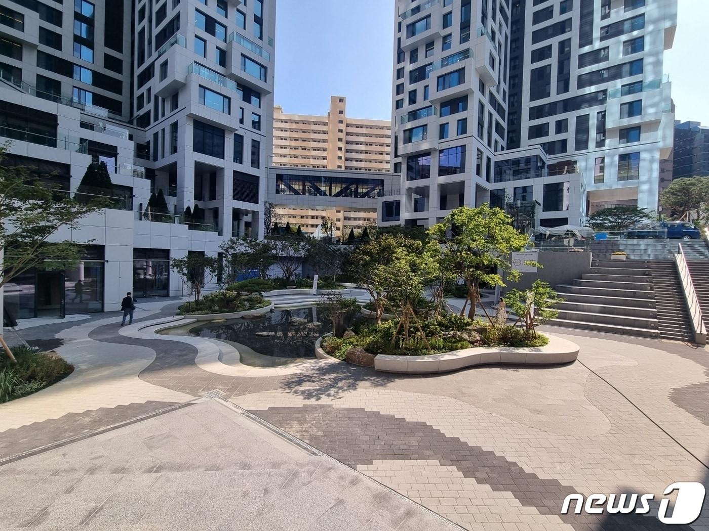 본문 이미지 - 12일 입주민 맞이가 한창인 서울 영등포구 여의도 브라이튼 단지. 마당을 에워싼 지상공간이 기부채납시설이다. 2023. 10. 12/뉴스1