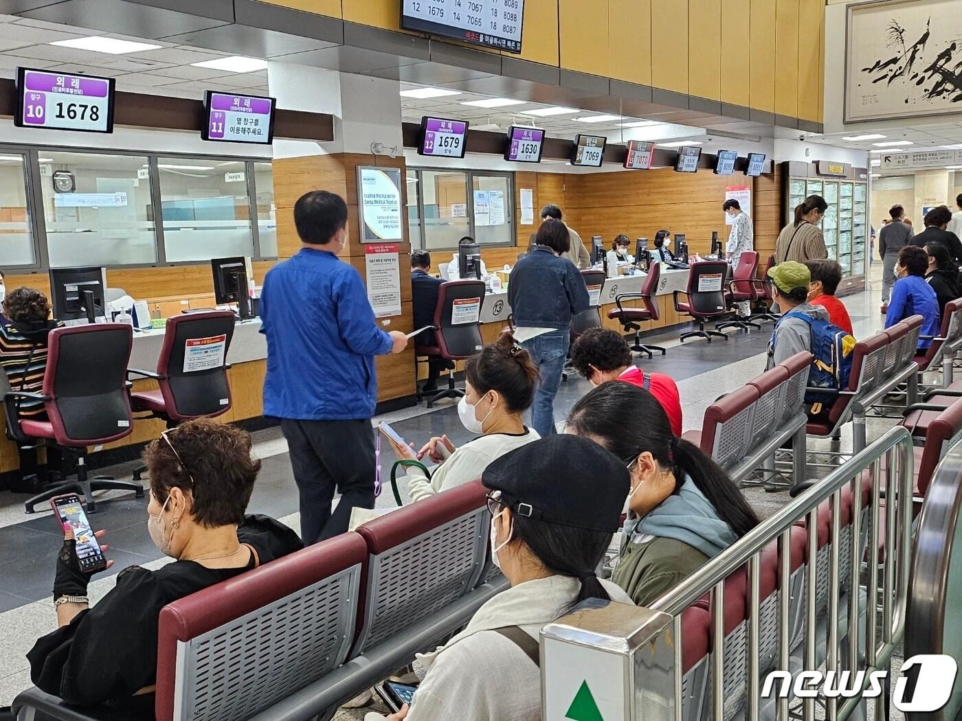 본문 이미지 - 경북대병원 노조의 파업 2일차인 12일 오후 대구 중구 삼덕동 본원에서 내원객 등이 외래수납 창구에서 자신의 차례를 기다리고 있다. 2023.10.12/뉴스1 ⓒ News1 남승렬 기자