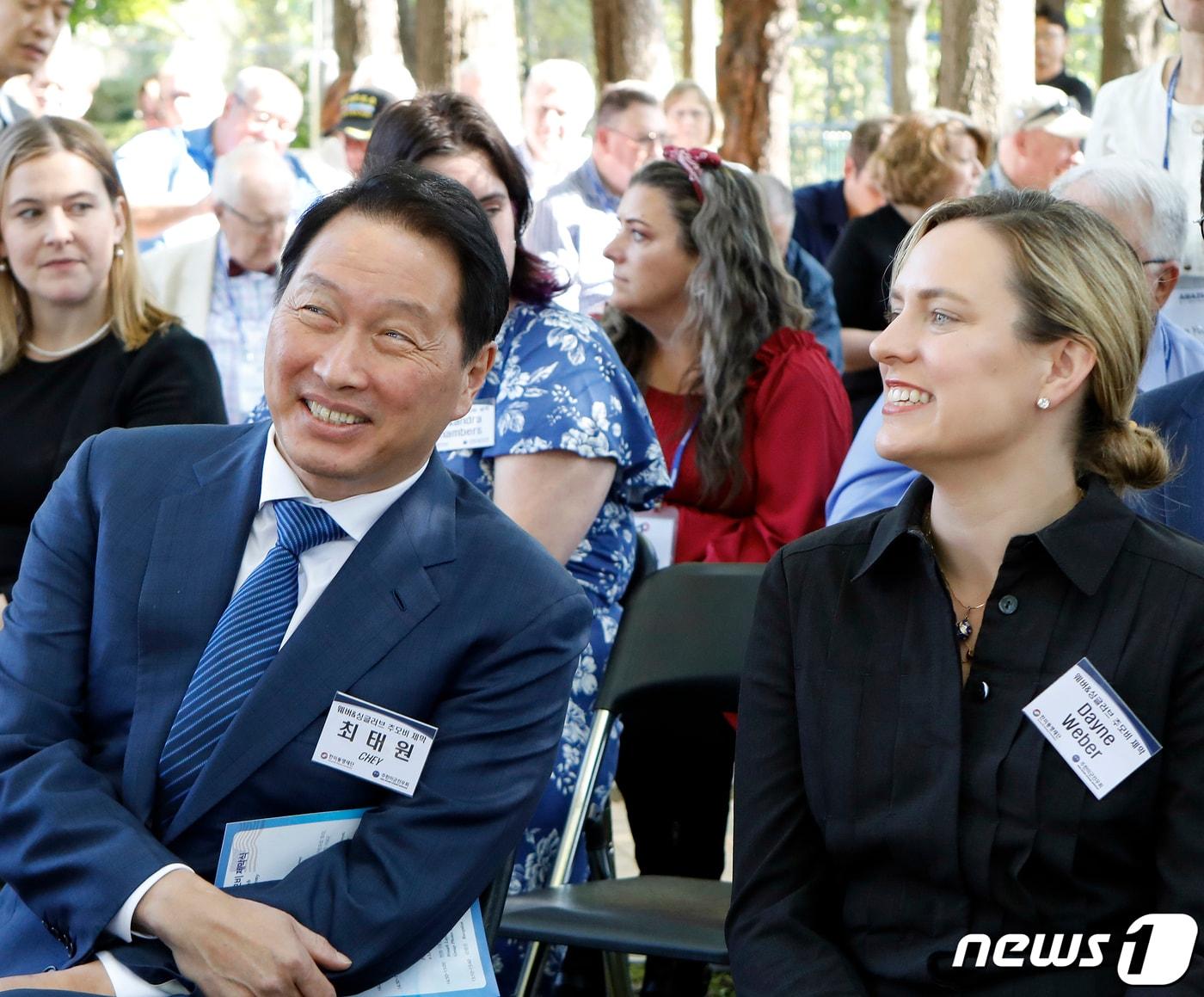 본문 이미지 - 최태원 SK그룹 회장이 웨버 대령의 손녀인 데인 웨버와 대화를 나누고 있다.(SK그룹 제공)