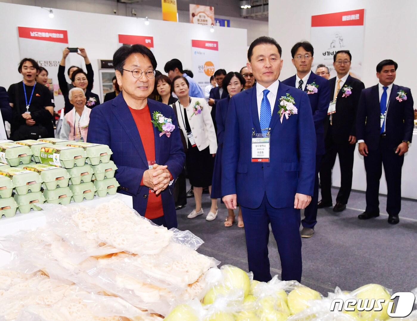 본문 이미지 - 강기정 광주시장이 12일 오전 서구 김대중컨벤션센터에서 열린 '2023 광주식품대전' 개막식에 참석해 이종화 대구시 경제부시장 등 내빈들과 전시장을 둘러보고 있다.(광주시 제공)2023.10.12/뉴스1