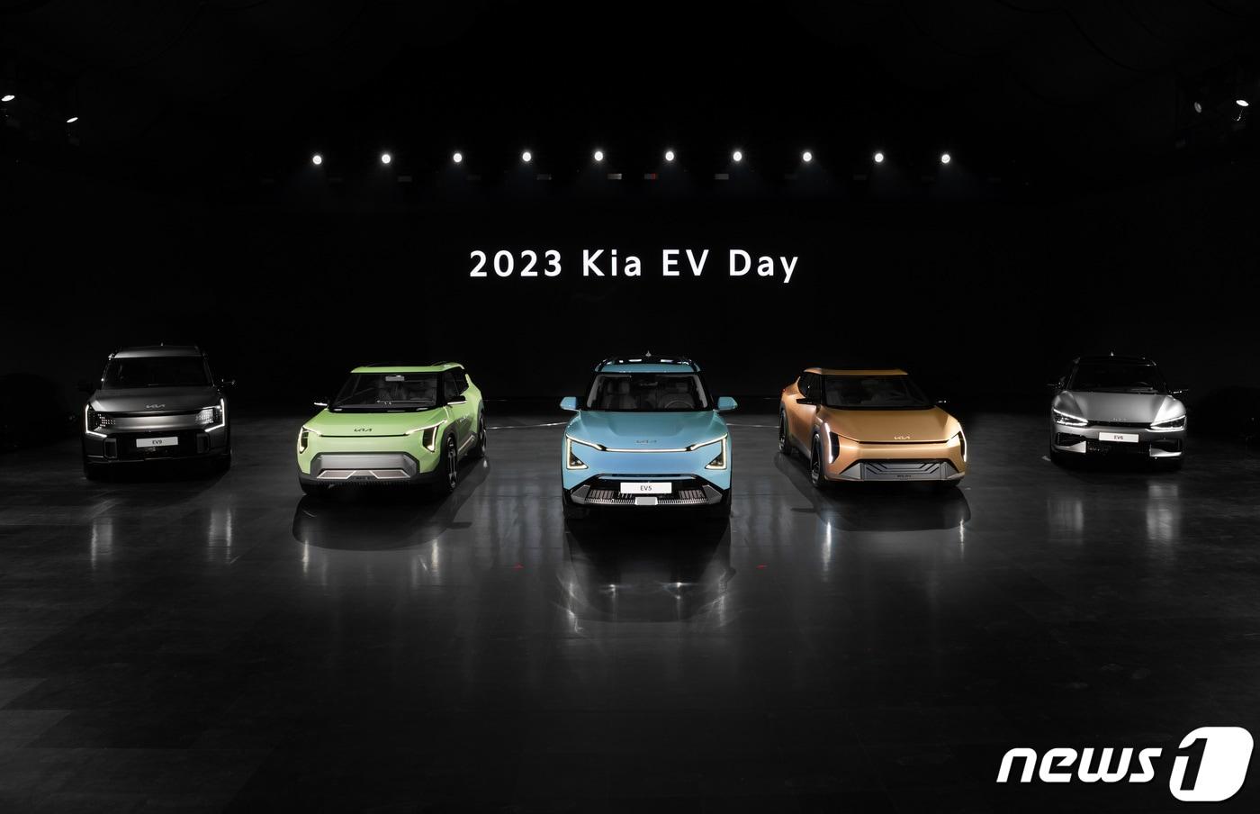 본문 이미지 - 12일 경기도 여주시 마임비전빌리지에서 ‘2023 기아 EV 데이가 진행되고 있다. 기아는 이 자리에서 준중형 전동화 EV5를 국내에 처음 공개하고, EV4 콘셉트, EV3 콘셉트) 등 콘셉트카 2종을 세계 최초로 선보였다. (기아 제공) 2023.10.12/뉴스1