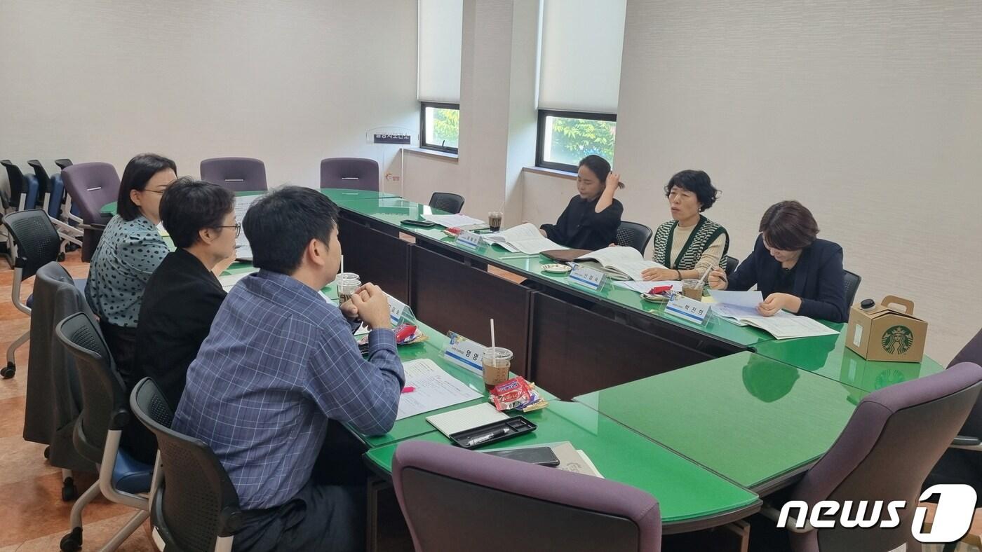 본문 이미지 - 밀양시 인구증가 TF팀이 인구정책 회의를 하고 있다.(밀양시 제공)