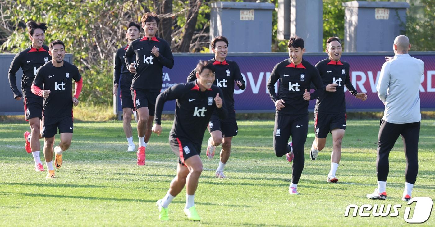 대한민국 축구대표팀 선수들이 12일 오후 경기도 파주 국가대표트레이닝센터(NFC)에서 평가전 대비 훈련을 하고 있다. 클린스만호는 오는 13일 튀니지와 17일 베트남을 상대로 평가전을 치른다. 2023.10.12/뉴스1 ⓒ News1 김도우 기자