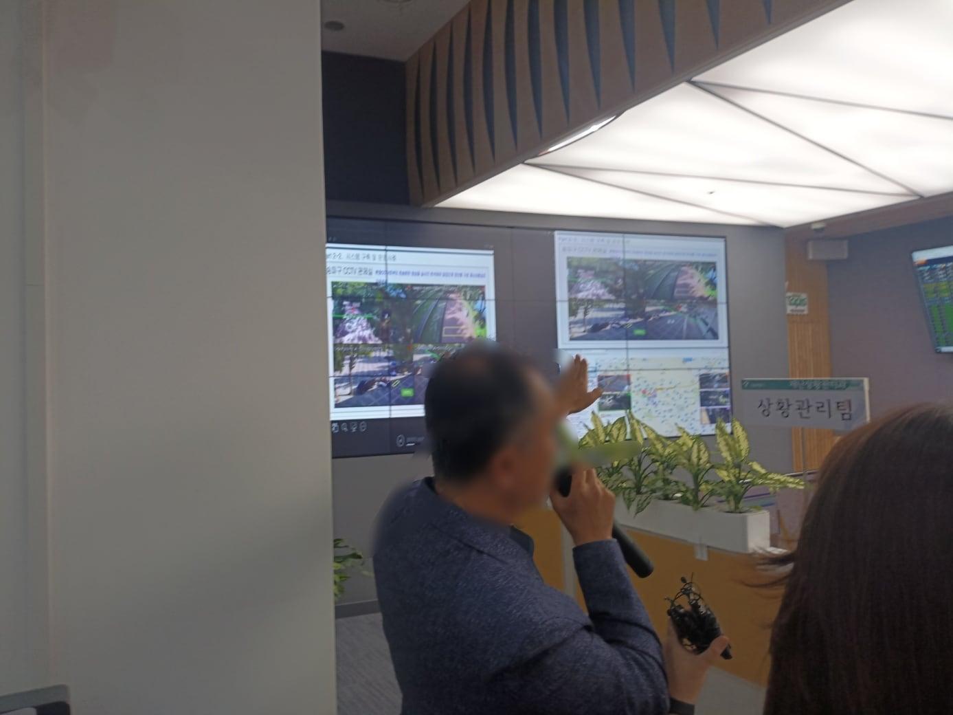 본문 이미지 - 서울시 재난안전상황실에서 인파감지형 폐쇄회로(CC)TV 체계 시연이 이뤄지는 모습. ⓒ 뉴스1 박우영 기자