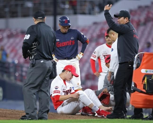 본문 이미지 - KIA 최지민이 투구 도중 타구에 발등을 맞아 병원에 이송됐다.(KIA 타이거즈 제공)