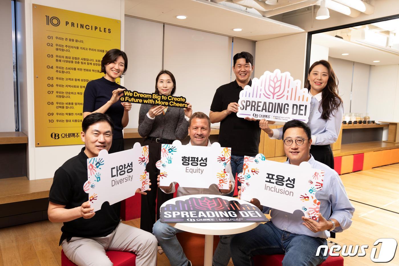 본문 이미지 - 김종주 오비맥주 인사 부사장(앞줄 왼쪽부터), 배하준 사장, 구자범 법무정책홍보 부문 수석부사장이 직원들과 기념사진을 찍고 있다.(오비맥주 제공)