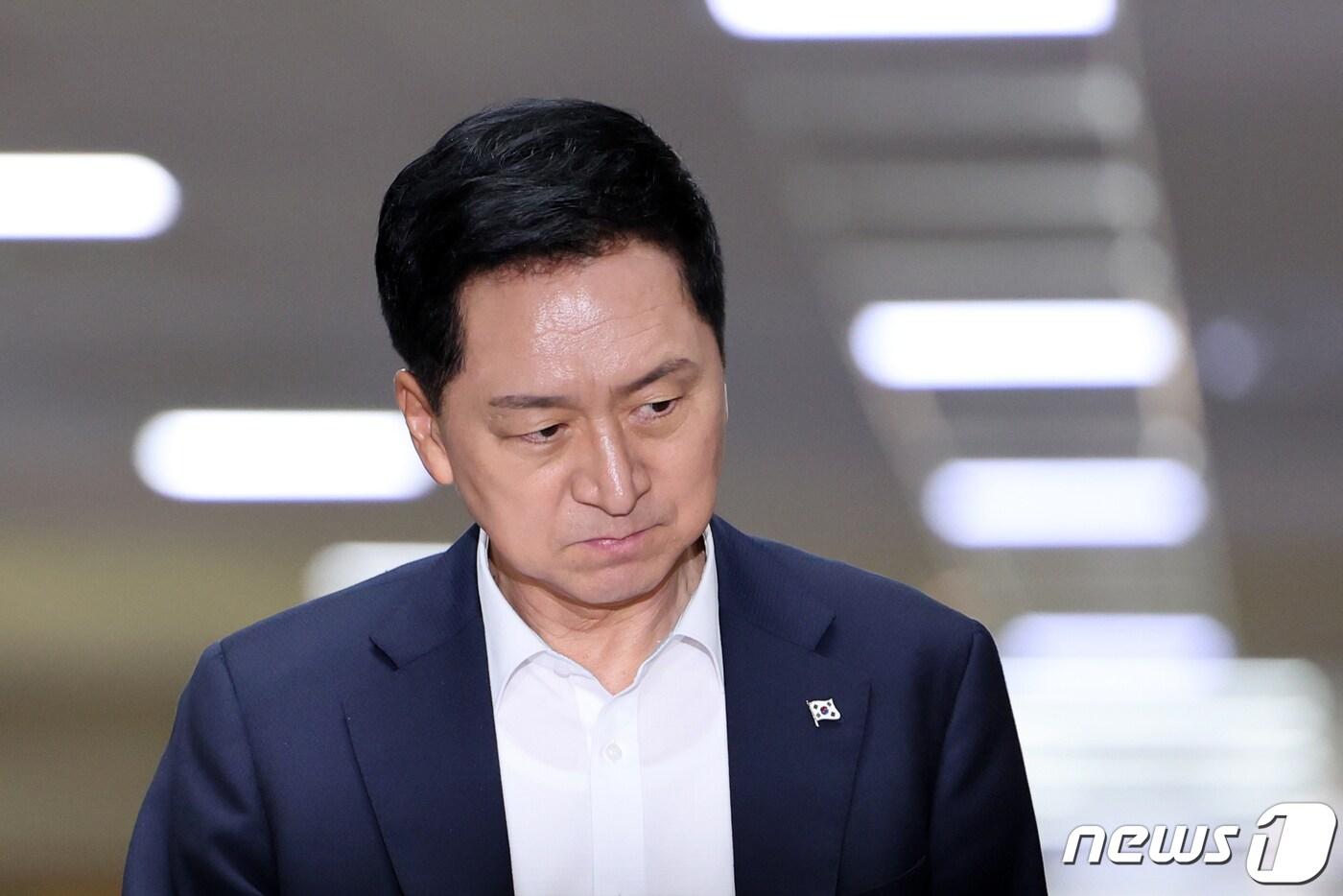 본문 이미지 - 김기현 국민의힘 대표가 13일 오전 서울 여의도 국회에서 최고위원 개별면담을 위해 당대표실로 이동하고 있다. 이날 국민의힘은 긴급최고위원회의를 열 예정이었으나 비공개 면담 형식으로 전환했다. 2023.10.13/뉴스1 ⓒ News1 황기선 기자