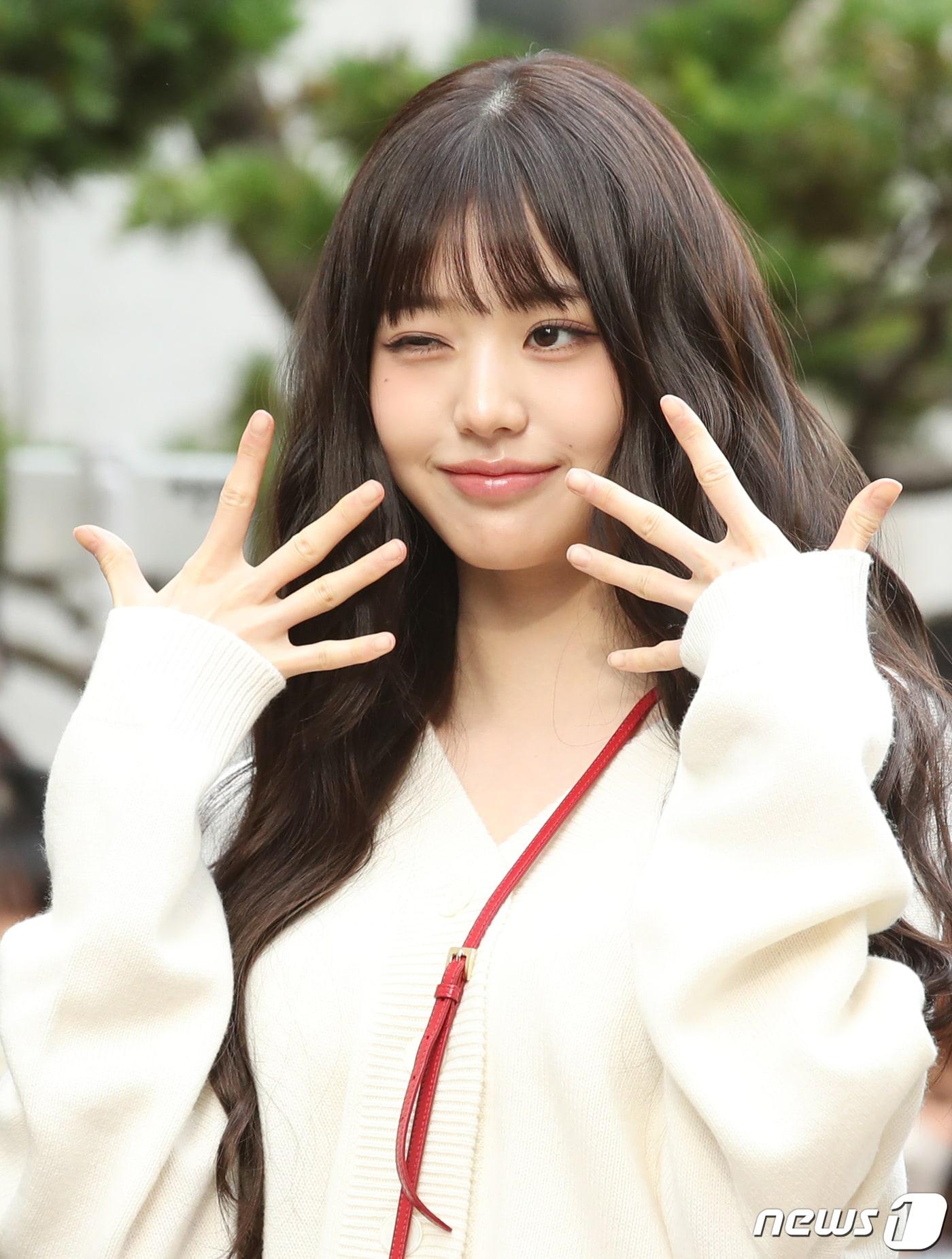 본문 이미지 - 아이브의 장원영이 분위기 있는 가을 여인으로 변신했다.  ⓒ News1 권현진 기자