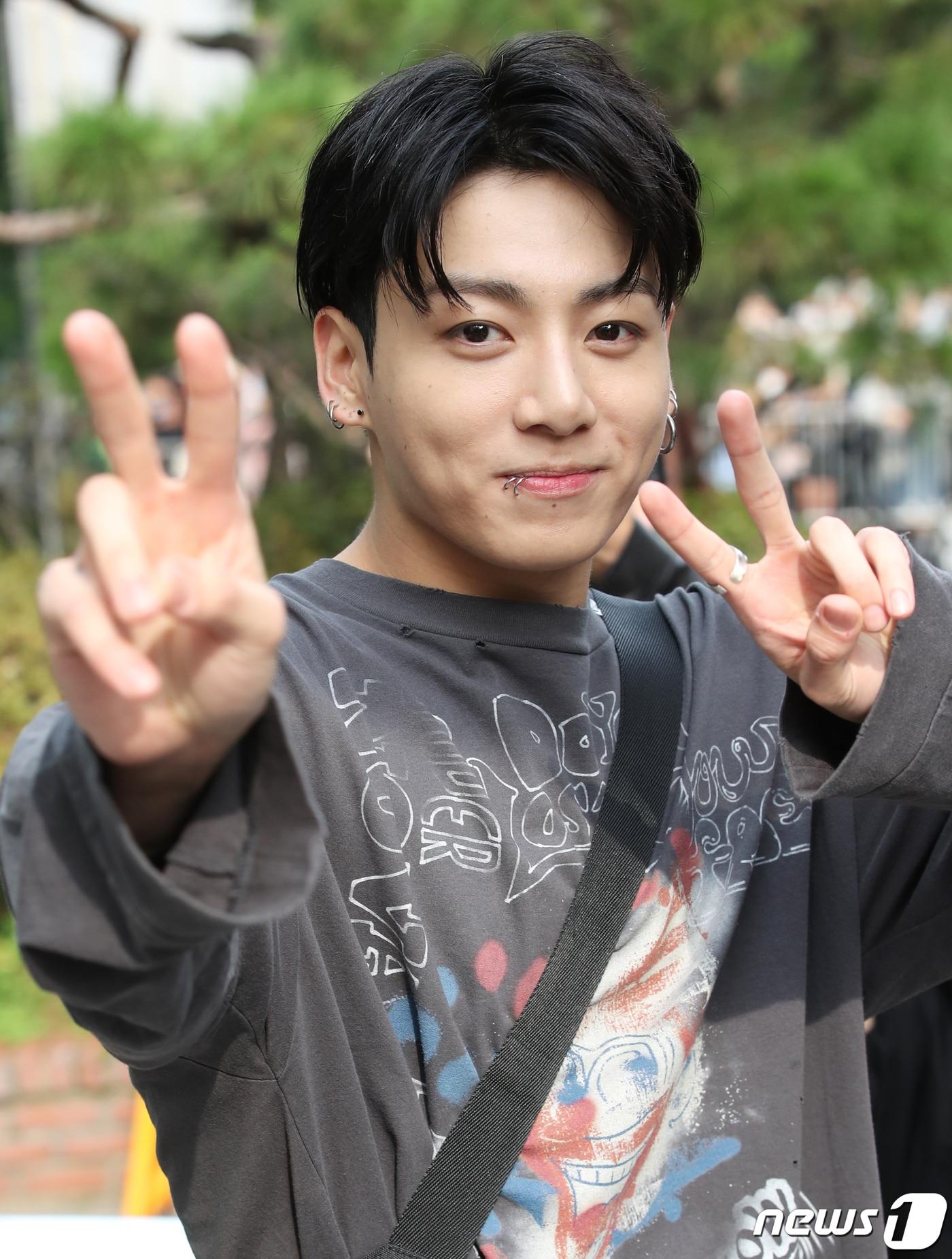 본문 이미지 - 그룹 방탄소년단(BTS) 정국이 팬들 사랑 속 행복한 퇴근길에 올랐다. ⓒ News1 권현진 기자