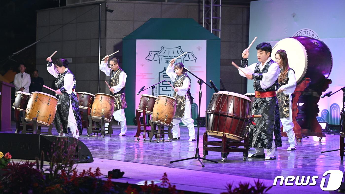 본문 이미지 -  13일 충북 음성군은 설성문화제 기간 축제장에서 음성청결고추로 만든 고추장떡볶이를 나눈다고 밝혔다. 사진은 개막식 공연.(음성군 제공)2023.10.13/뉴스1 