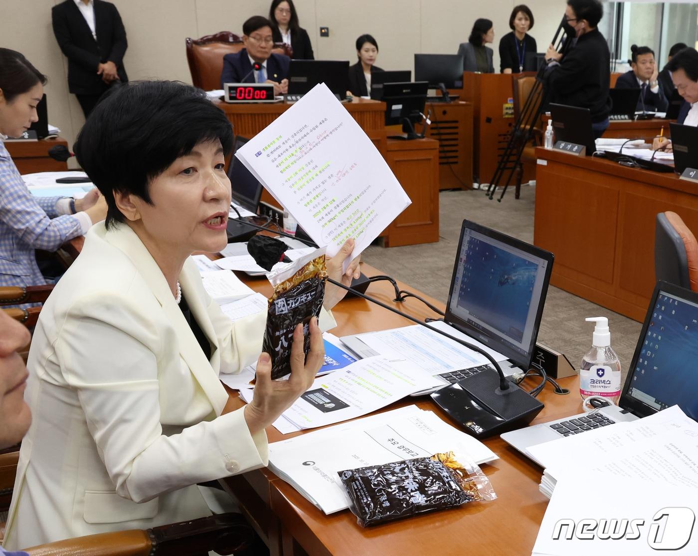 본문 이미지 - 김영주 더불어민주당 의원이 13일 서울 여의도 국회에서 열린 보건복지위원회의 식품의약품안전처 등에 대한 국정감사에서 세슘이 검출된 일본산 된장을 들고 질의를 하고 있다. 2023.11.13/뉴스1 ⓒ News1 송원영 기자