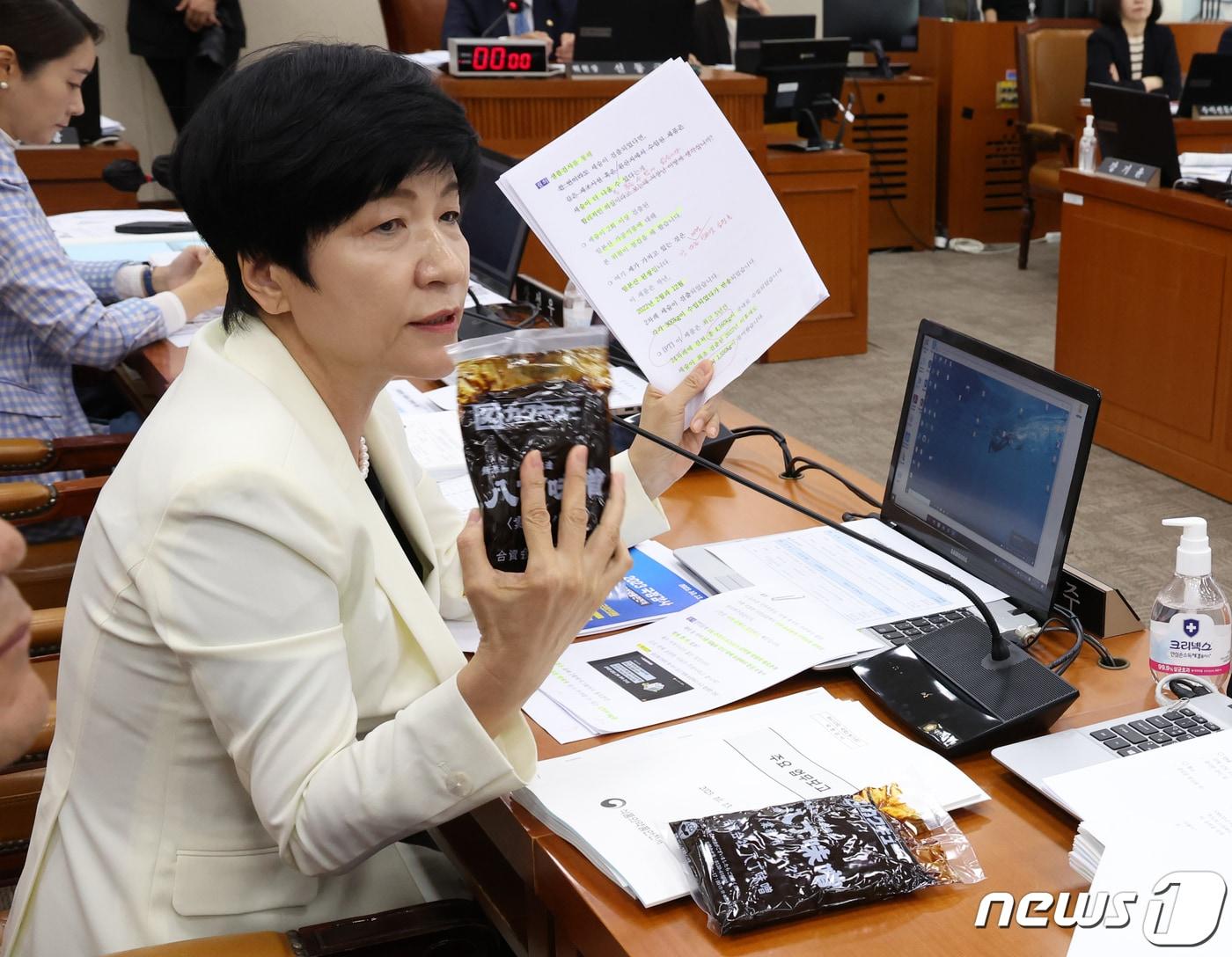 본문 이미지 - 김영주 더불어민주당 의원이 13일 서울 여의도 국회에서 열린 보건복지위원회의 식품의약품안전처 등에 대한 국정감사에서 세슘이 검출된 일본산 된장을 들고 질의를 하고 있다. 2023.11.13/뉴스1 ⓒ News1 송원영 기자