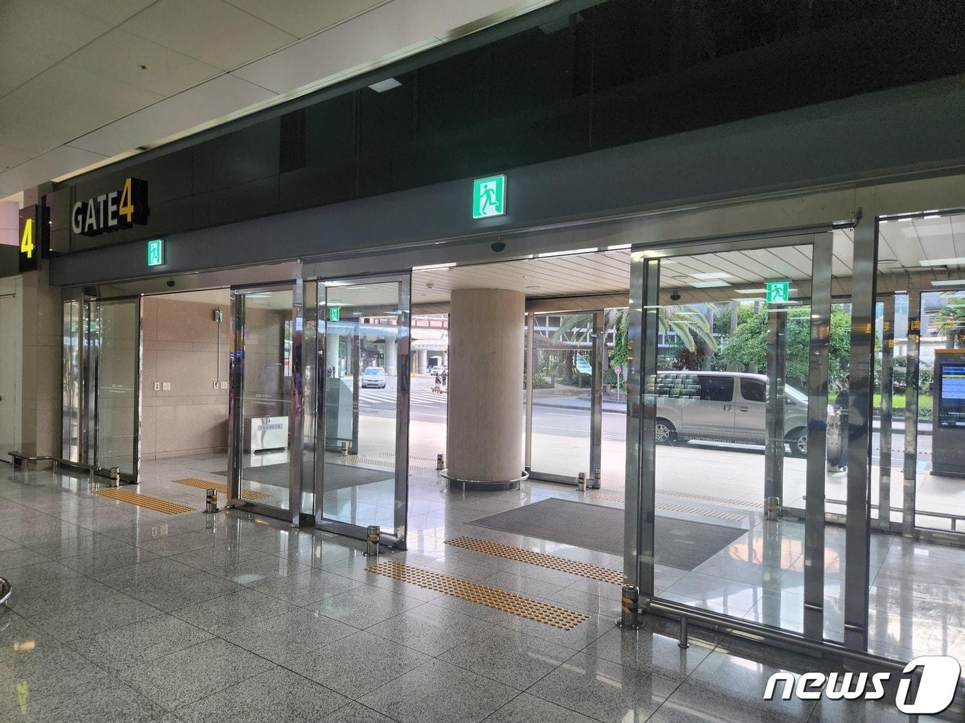 본문 이미지 - 제주공항 스마트자동문&#40;한국공항공사 제공&#41;