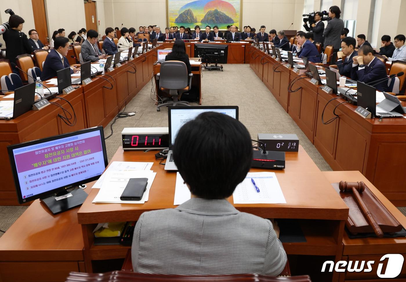 본문 이미지 - 박민식 국가보훈부 장관이 13일 서울 여의도 국회 정무위원회에서 열린 국가보훈부 등에 대한 국정감사에서 의원질의에 답변하고 있다. 2023.10.13/뉴스1 ⓒ News1 송원영 기자