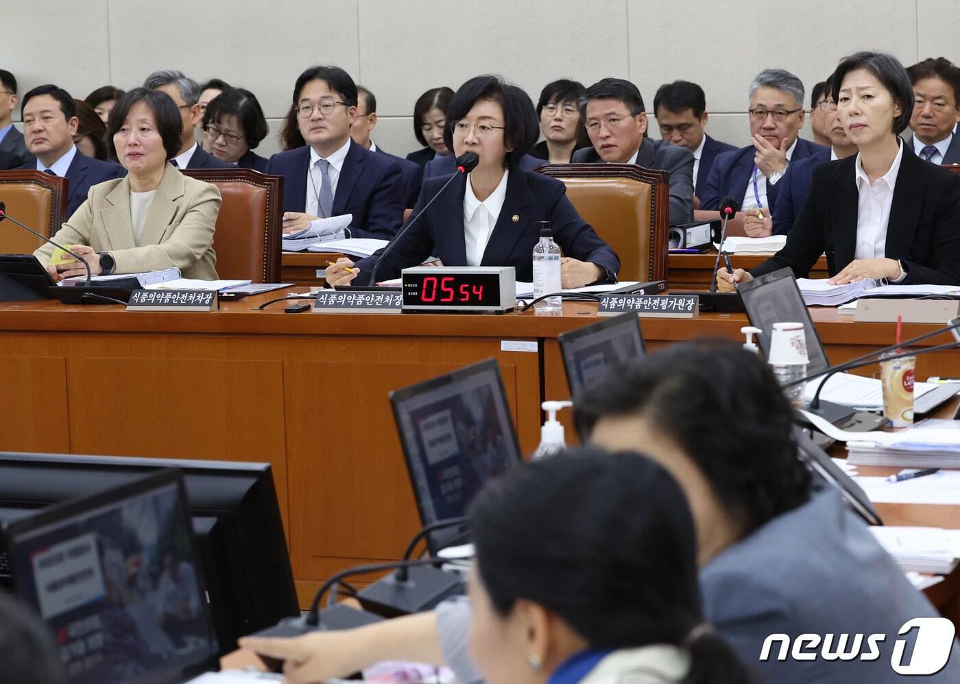 본문 이미지 - 오유경 식품의약품안전처장이 13일 서울 여의도 국회에서 열린 보건복지위원회 식약처 등에 대한 국정감사에서 의원들의 질의에 답변하고 있다. 2023.10.13/뉴스1 ⓒ News1 송원영 기자