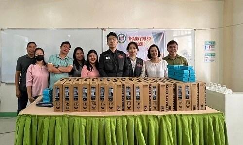 본문 이미지 - 국제구호개발 NGO 굿피플은 필리핀 앙헬레스 시 노스빌에 위치한 '노스빌 15지역 종합학교’에 컴퓨터 교육을 위한 노트북을 지원했다. (사진제공 = 굿피플)