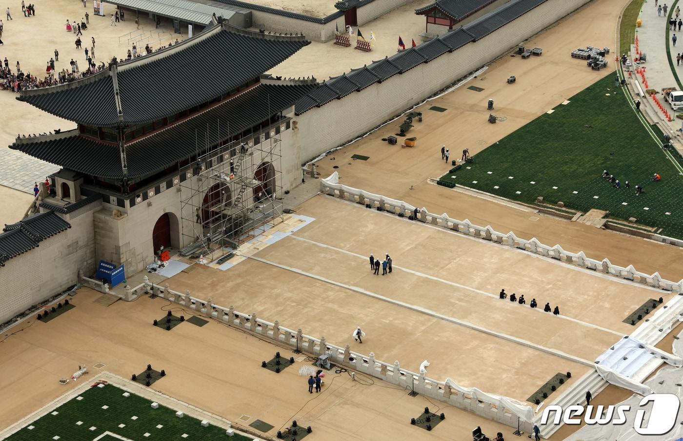 본문 이미지 - 오는 15일 오후 광화문 앞 광장에서 열리는 ‘광화문 월대 및 현판 복원 기념식’을 앞두고 13일 오후 마무리 작업이 한창이다. 광화문 월대·현판의 복원은 일제강점기 등 격동의 근현대사 속에서 철거와 훼손·이전 같은 숱한 수난을 겪은 경복궁, 광화문 일대가 100여년 만에 고유한 역사성·장소성·상징성을 한층 회복하게 됐다는 점에서 의미가 크다. 2023.10.13/뉴스1 ⓒ News1 김명섭 기자
