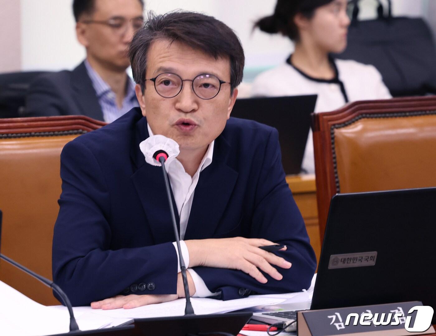 본문 이미지 - 김의겸 더불어민주당 의원이 13일 서울 여의도 국회에서 열린 법제사법위원회 감사원에 대한 국정감사에서 질의를 하고 있다. 2023.10.13/뉴스1 ⓒ News1 송원영 기자