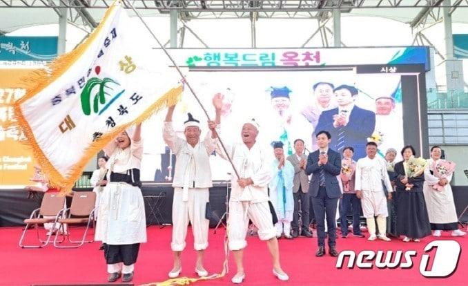 본문 이미지 - 충북 증평군의 장뜰두레놀이보존회가 충북민속예술축제에서 대상을 받았다.(증평군 제공)/뉴스1