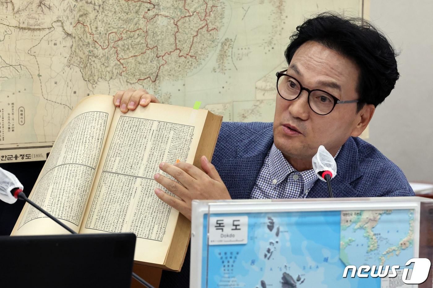 본문 이미지 - 안민석 더불어민주당 의원이 지난 13일 서울 여의도 국회에서 열린 교육위원회의 한국고전번역원 등 국정감사에서 이영호 동북아역사재단 이사장에게 독도 관련 질의를 하고 있다. /뉴스1 ⓒ News1 황기선 기자