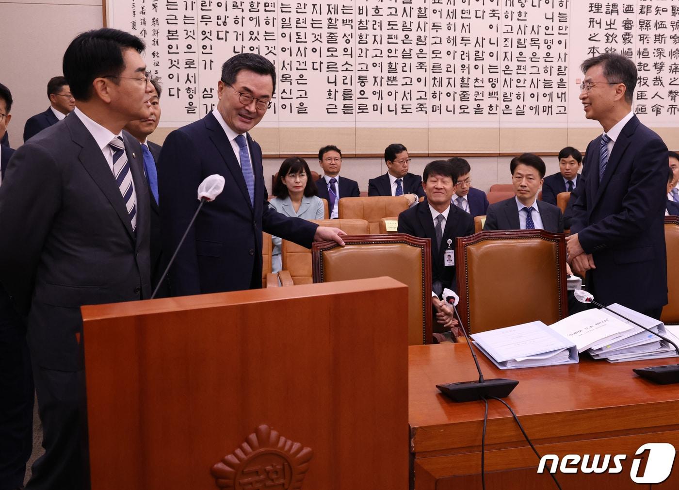 본문 이미지 - 최재해 감사원장이 13일 서울 여의도 국회에서 열린 법제사법위원회 국정감사에서 소병철 더불어민주당 간사 및 의원들과 대화를 하고 있다. 2023.10.13/뉴스1 ⓒ News1 송원영 기자