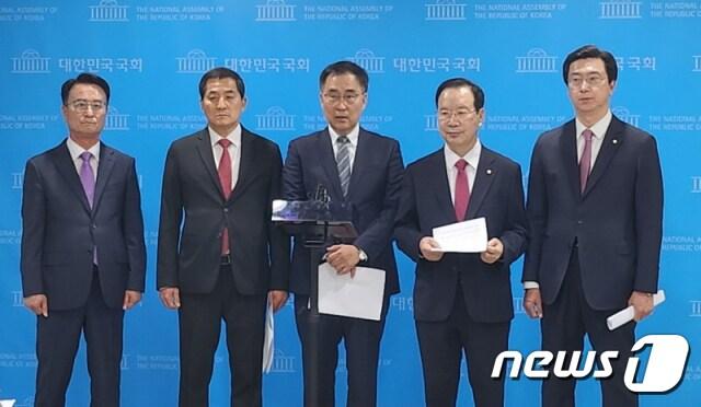 본문 이미지 - 국민의힘 경남 의원들이 13일 국회 소통관에서 기자회견을 열고 민주당에 우주항공청법 수정안 논의에 나설 것을 촉구하고 있다.(최형두 의원실 제공)