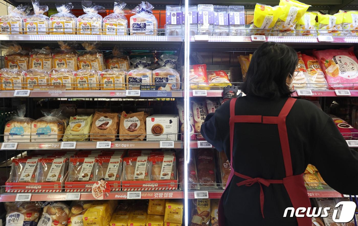 본문 이미지 - 13일 세계 국가·도시별 물가를 비교하는 넘베오에 따르면 한국의 빵 한 덩어리(500g) 가격은 2.80달러로 노르웨이 다음인 6위를 차지했다. 반면 같은 아시아 국가인 일본은 1.42달러로, 40위를 기록했다. 국내 빵 가격 증가 요인으로는 최근 원유, 설탕, 소금 등 제빵에 들어가는 원자재 가격 상승과 높은 임차료, 인건비 때문인 것으로 분석된다. 사진은 이날 오후 서울 시내의 대형마트에 진열된 빵 모습. 2023.10.13/뉴스1 ⓒ News1 김민지 기자