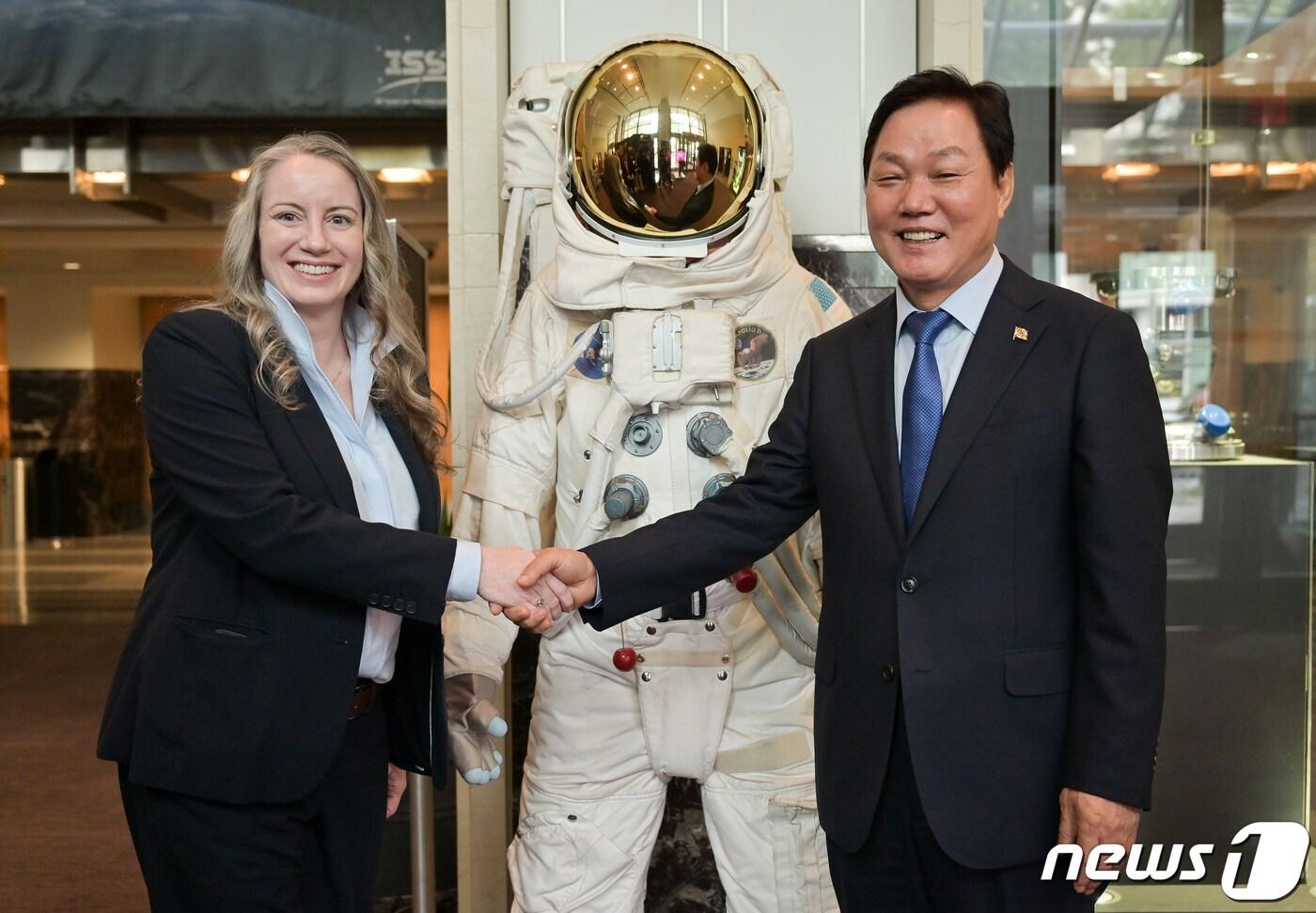 박완수 경남지사(오른쪽)가 지난 5일(현지시간) 미국 항공우주국(NASA)을 방문해 메러디스 맥케이 NASA 부국장보와 면담 후 기념사진을 찍고 있다.(경남도 제공)